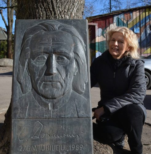 A dedication to the renowned Lithuanian poet Kristijonas Donelaitis (1714-1780). Bass-relief, bronze.