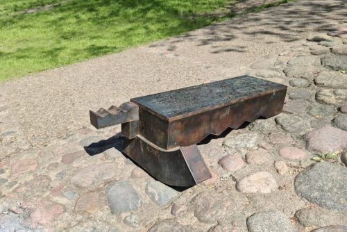 A dedication to the renowned Lithuanian poet Kristijonas Donelaitis (1714-1780). Curator of the project Dalia Matulaitė.2011, bronze, steel. 30x160x40 cm